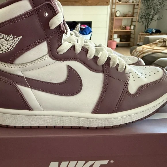 Nike Air Jordan 1 Retro High OG in Mauve and White - Picture 5 of 8